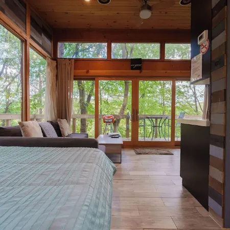 2-Person Romantic Treehouse Getaway in Hocking Hills, Ohio