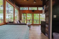 2-Person Romantic Treehouse Getaway in Hocking Hills, Ohio