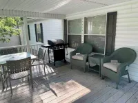 Charming 3 bedroom lake front house in Gilbertsville with WiFi and AC