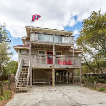 Oceanside home, 3 min walk to beach with Private Pool and Hot Tub!