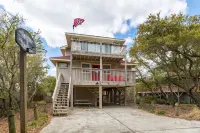 Oceanside home, 3 min walk to beach with Private Pool and Hot Tub!