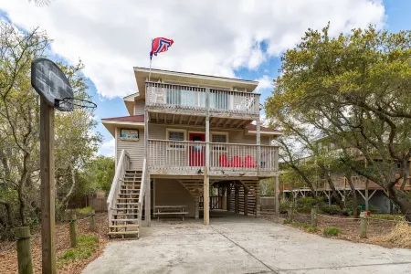 Oceanside home, 3 min walk to beach with Private Pool and Hot Tub!