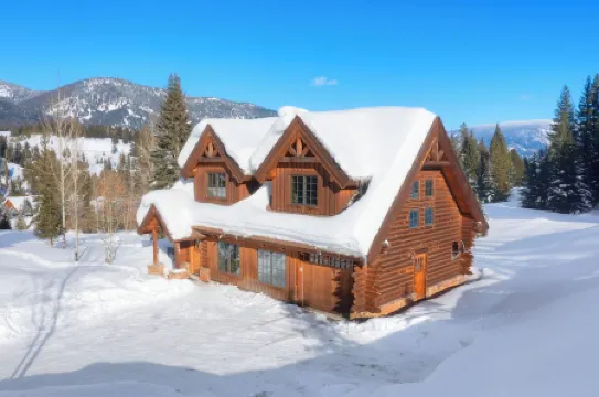 Charming 3-bedroom log cabin with Hot Tub and fitness room in delightful Big Sky