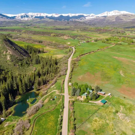 Charming log house in Snowmass with all the amenities.