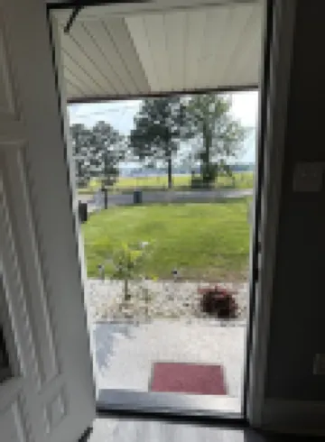 Cozy Home, fully fenced  with huge back yard