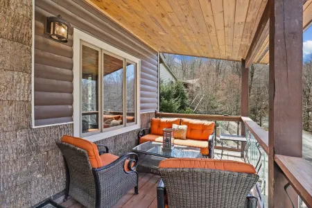 Beech Mtn Resort 2 Miles-4 Br-Yard, Small Dog Friendly No Fee, Fire Pit, Clean