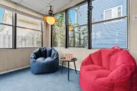 Royal Blue Haven ~ Walk Downtown Royal Oak, Game Room, Jetted Tub, Clean + Cozy