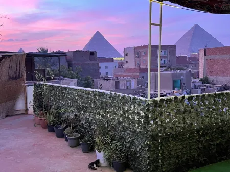 Jana Pyramids View Inn