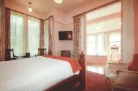 Spinnakers Brewpub & Guesthouses