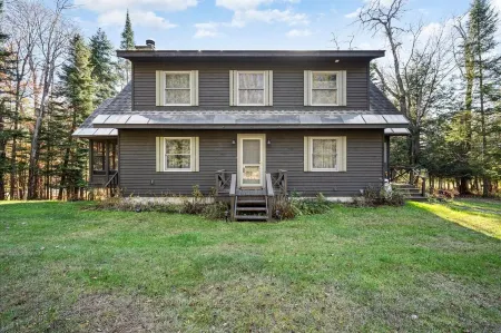 Cozy 4-Bedroom Cottage Nestled in the Trees by Kayuta Lake Отели в г. Форестпорт