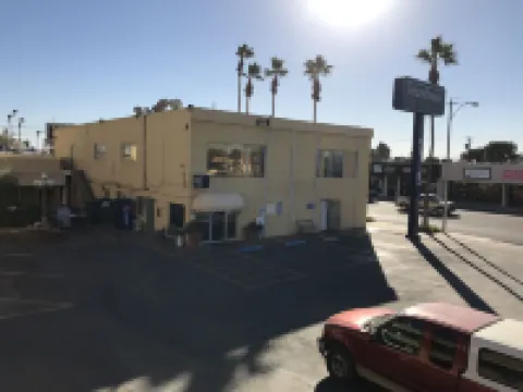 Townhouse Inn and Suites
