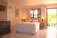 Pauline's Apartments Hotels in Palm Beach