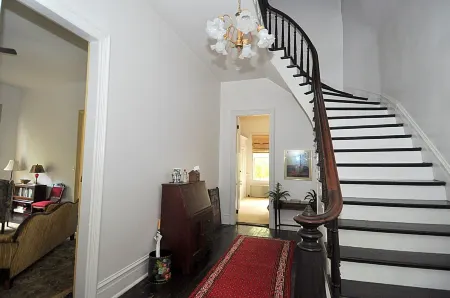 Manor at Berkeley Springs Отели рядом с достопримечательностью «Парк штата Беркли Спрингс»