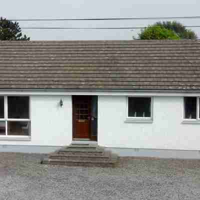 3 Bed Bungalow - Sleeps 6 - Pet Friendly - Parking Hotel Exterior