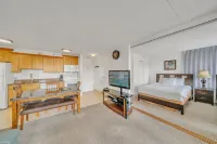 Excellent Diamond Head View Condo - Remodeled, Free Parking! by Koko Resort Vacation Rentals