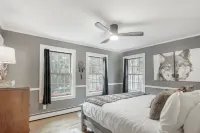 Evergreen Dream Home! HOT TUB /KING BEDS / PIANO/ AMAZING VIEWS/ 10 MIN TO SKI!!