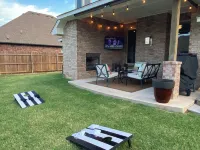 Spacious new 4-bedroom house with jetted tub, large backyard and outdoor TV
