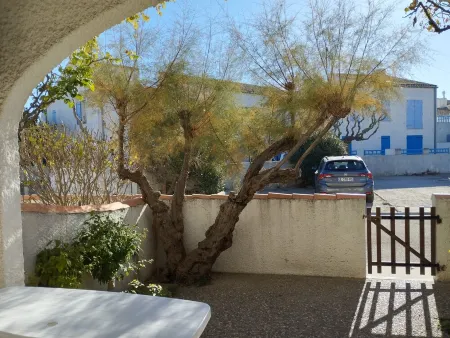 Studio apartment in attractive residence on garden level, Loggia, Terrace with trees.