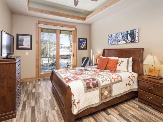 Centrally Located Luxury Home right on Rock Creek perfect for Large Groups