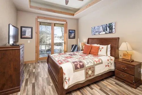 Centrally Located Luxury Home right on Rock Creek perfect for Large Groups