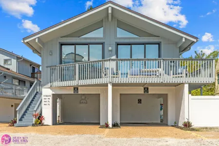 Proximity to Beach Access and Village Amenities - Stunning Coastal Haven Отели рядом с достопримечательностью «Кресент Бич»