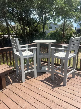 Coastal Cottage across from the beach. Pet friendly! Fully fenced in yard. Отели рядом с достопримечательностью «Спортивная площадка Уэйв Уотч»