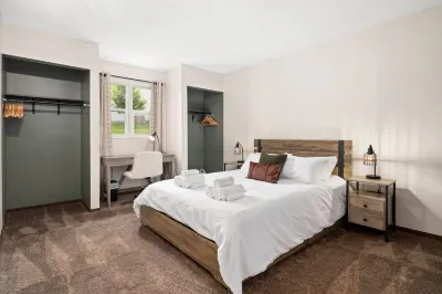 Tranquil Oasis - lush Garden Setting, Outdoor Firepit Hotels near Verizon