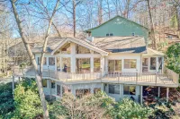 Spacious retreat with golf course views, WiFi, lake access nearby & deck