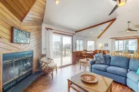 Charming house with ocean view, private hot tub & pool access, washer/dryer & AC