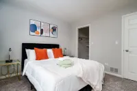 Modern Kitchen and Private Patio Escape - Spacious Tranquil Retreat Hotels in Gurnee