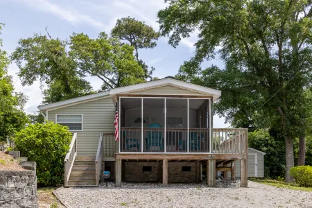 Poe's Paradise Отели в г. Эмералд Айл