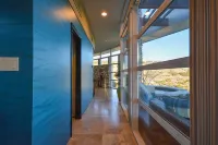 Stunning Views and Luxurious Jacuzzi Retreat - Enchanting Hilltop Haven