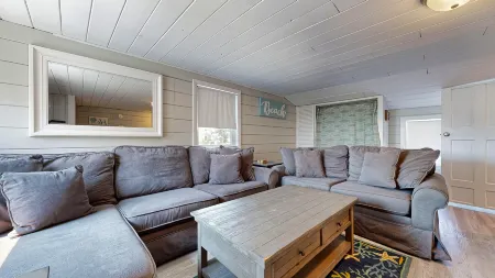 Steps from the Beach with Cozy Living Area - Charming Coastal Retreat Отели в г. Олд-Орчард-Бич