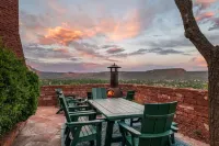 Ravens Rock Retreat: Clifftop Estate w/ 360 Views