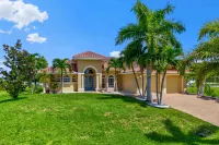 Private Pool, Hot Tub and Waterfront Views - Spacious Tranquil Escape Hotel di Cape Coral