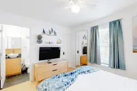 Ground-floor condo 1/2 block from the beach with patio, central AC, pool & WiFi Các khách sạn gần Crab Island Tiki Boats