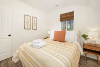 Private Pond and Epic Living Space - Cozy Charming Escape Hotels in Bella Vista