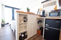 Rooftop Deck and Luxurious Amenities - Exquisite Tiny Haven Hotel a Alpine