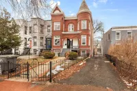 Gourmet Kitchen and Smart TV Entertainment - Inviting Spacious Getaway Hotels in Mt. Vernon Square / Convention Center