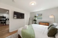 Free Parking and Workstation with Monitor - Stylish Oasis Hotel a Lombard