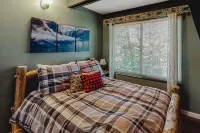 Chief Peak cabin near Yosemite with deck, nature views & full kitchen Hotels near Camp Green Meadows
