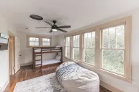 Spacious Living Area and Game Room - Charming Tudor Style Các khách sạn ở Mineral Wells