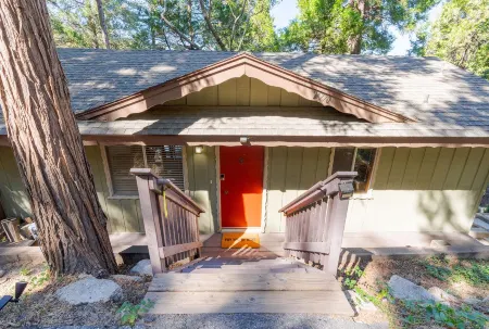 Open Concept Living and Scenic Deck - Charming Cozy Cabin Отели в г. Крестлайн