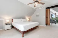 Waterfront Access with Kayaks and Firepit - Serene Spacious Retreat 그레이 호텔