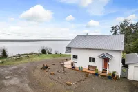Breathtaking Bay Views and Fire-Pit Oasis - Stunning Coastal Retreat