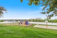 Panoramic Lake Views and Community Pools - Stunning Retreat Hotels in Osage Beach