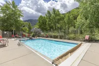 Saltwater Pool and River View - Stunning Luxury Retreat