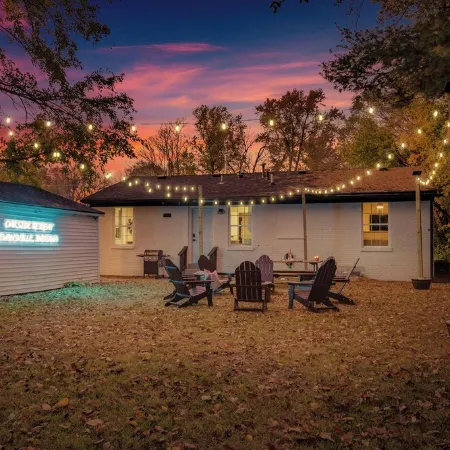 Oakside Retreat – Private Getaway with Huge Yard, Firepit and Game Room