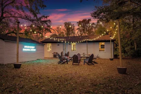 Oakside Retreat – Private Getaway with Huge Yard, Firepit and Game Room