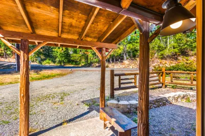 Charming Cabin Retreat with Cozy Fireplace - Stunning Outdoor Haven โรงแรมใน